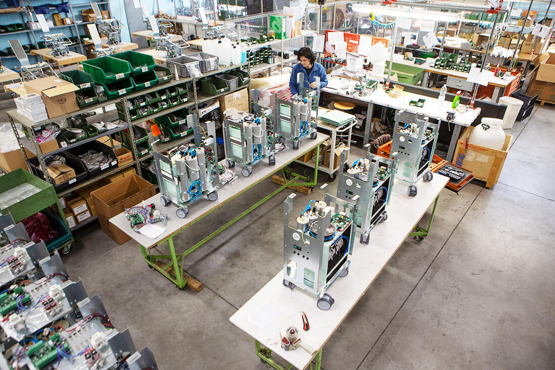 Foto dell'interno del laboratorio di Calzoni Assemblaggi.